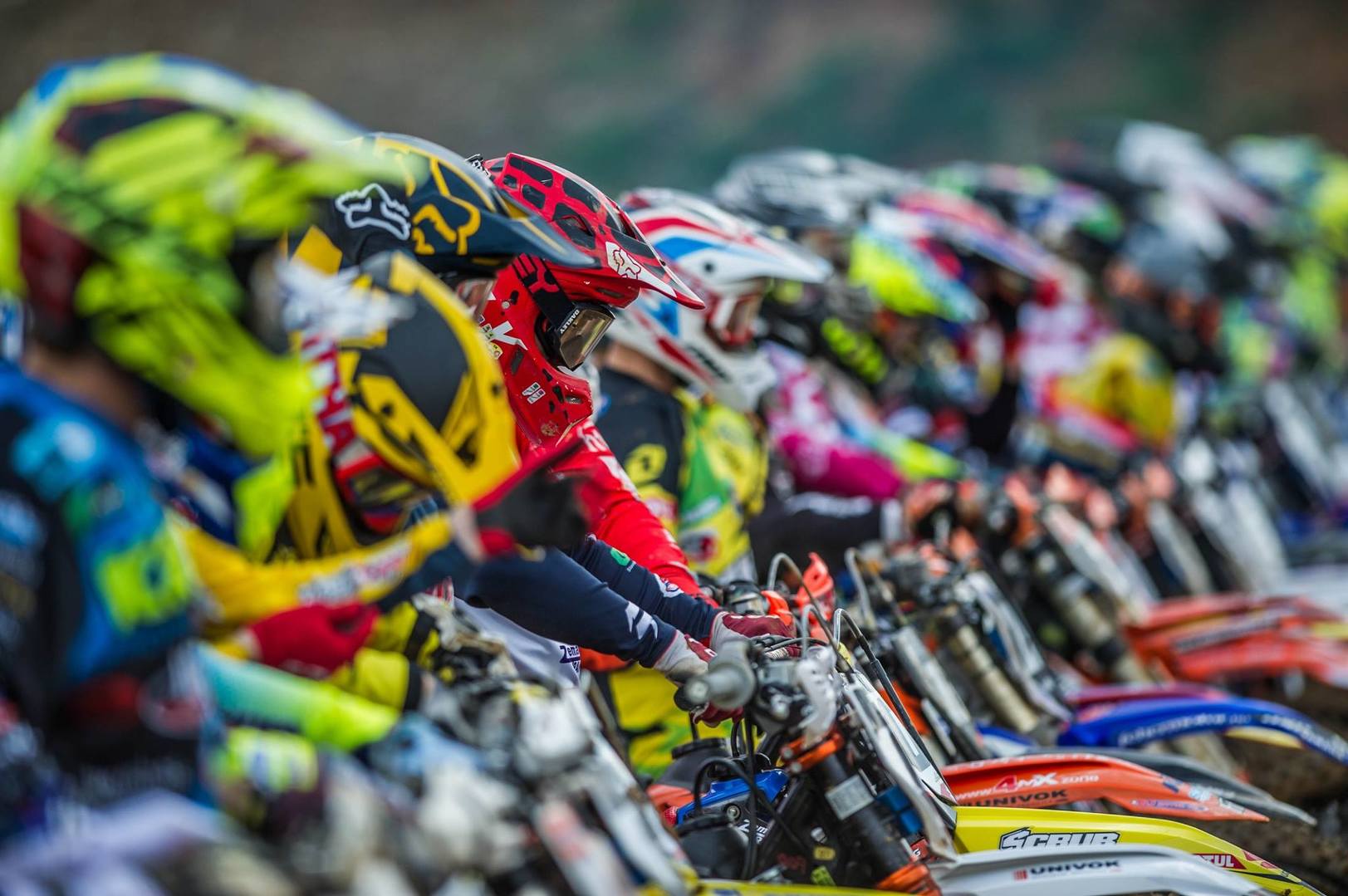 Prvý motokrosový víkend MX OPEN vo Veľkých Uherciach mal dramatické počasie a štartovku nabitú skvelými menami